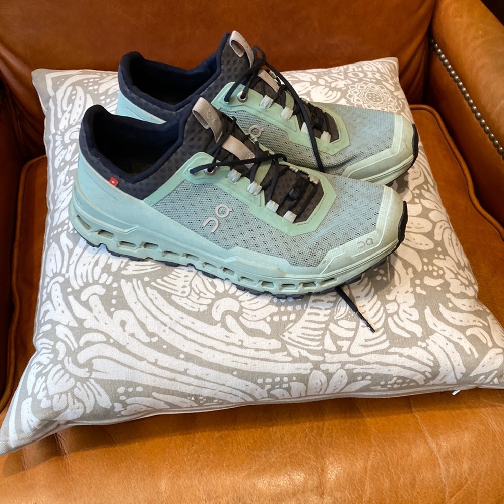 On Cloud womens 9.5